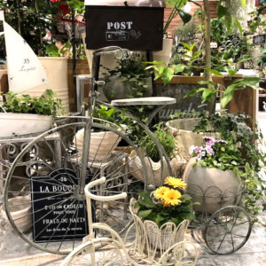 自転車をモチーフにした花台〈京都桂川店〉