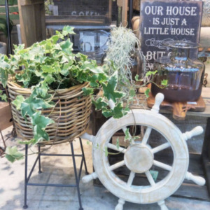 ラタンの花台〈西宮店〉