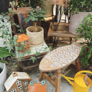 シャビーウッドな花台〈西宮店〉